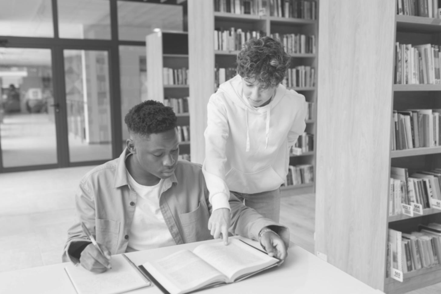 Équipe collaborative travaillant sur des projets financiers